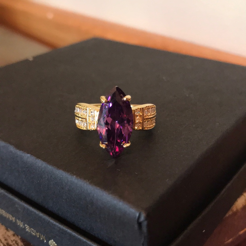 Vintage Costume jewelry ring gold with purple amethyst